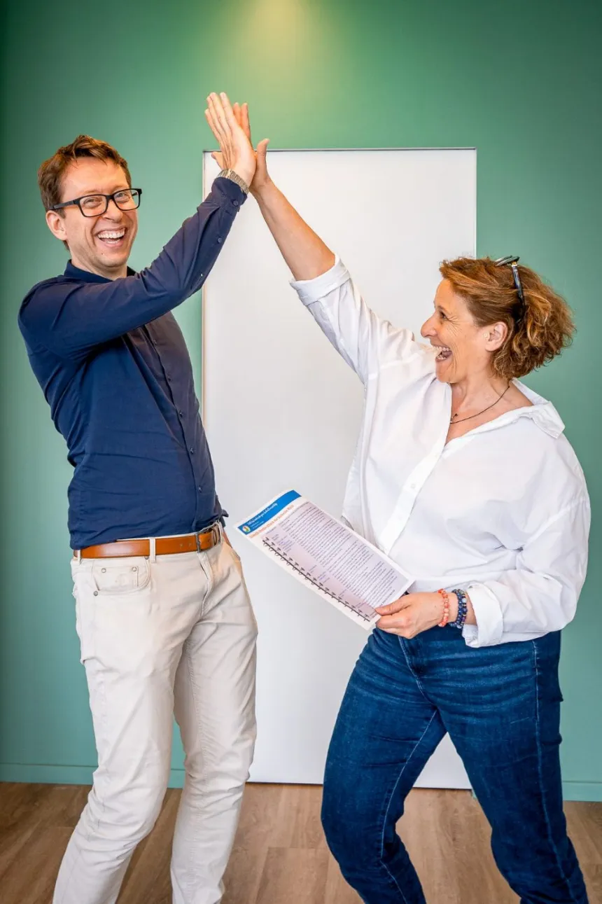Teilnehmerin und Coach Daniel Schwenger klatschen beim LinkedIn Visibility Day ab
