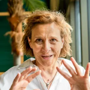 Teilnehmerin erklärt mit Händen